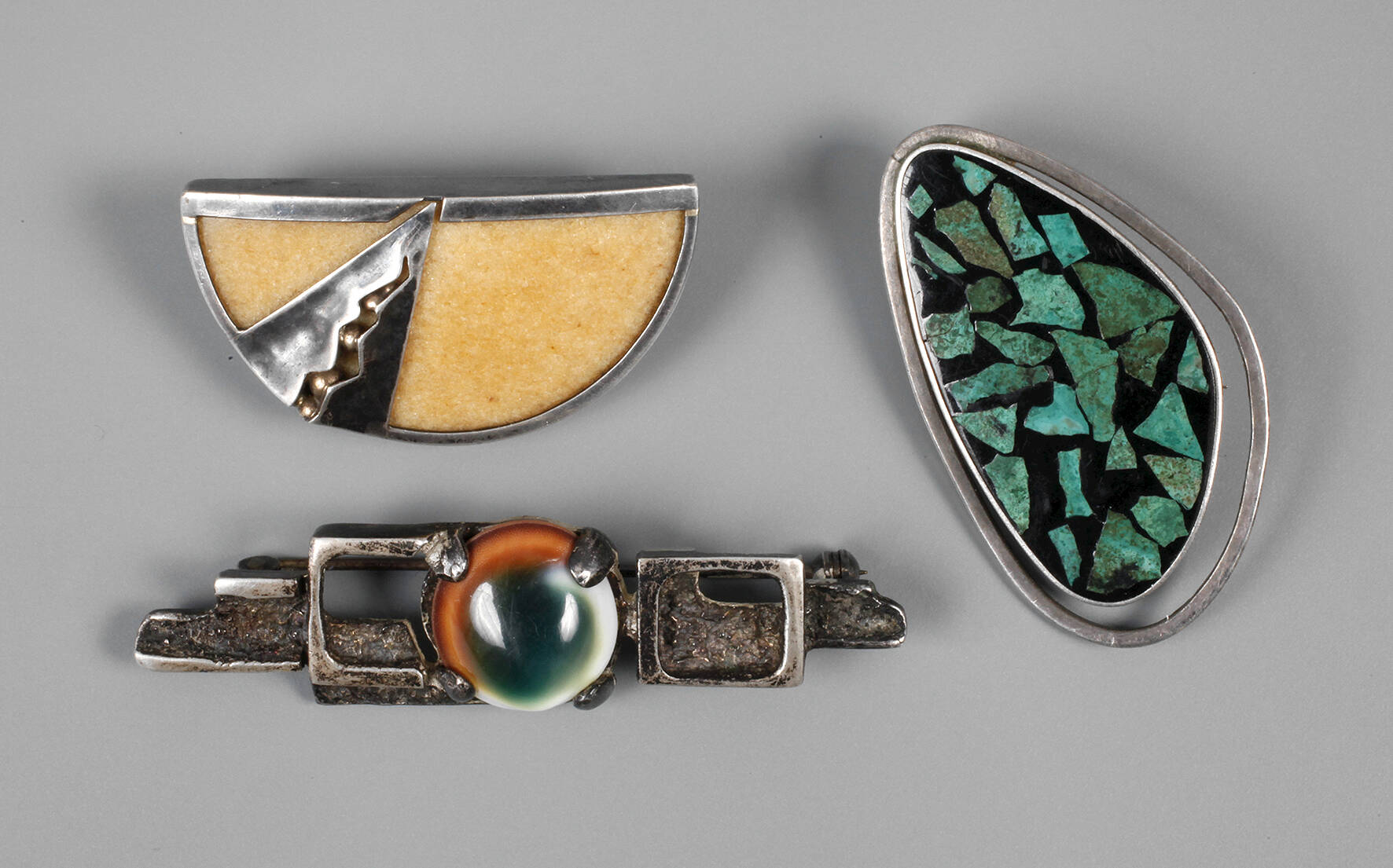 Drei Designerbroschen