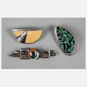 Drei Designerbroschen