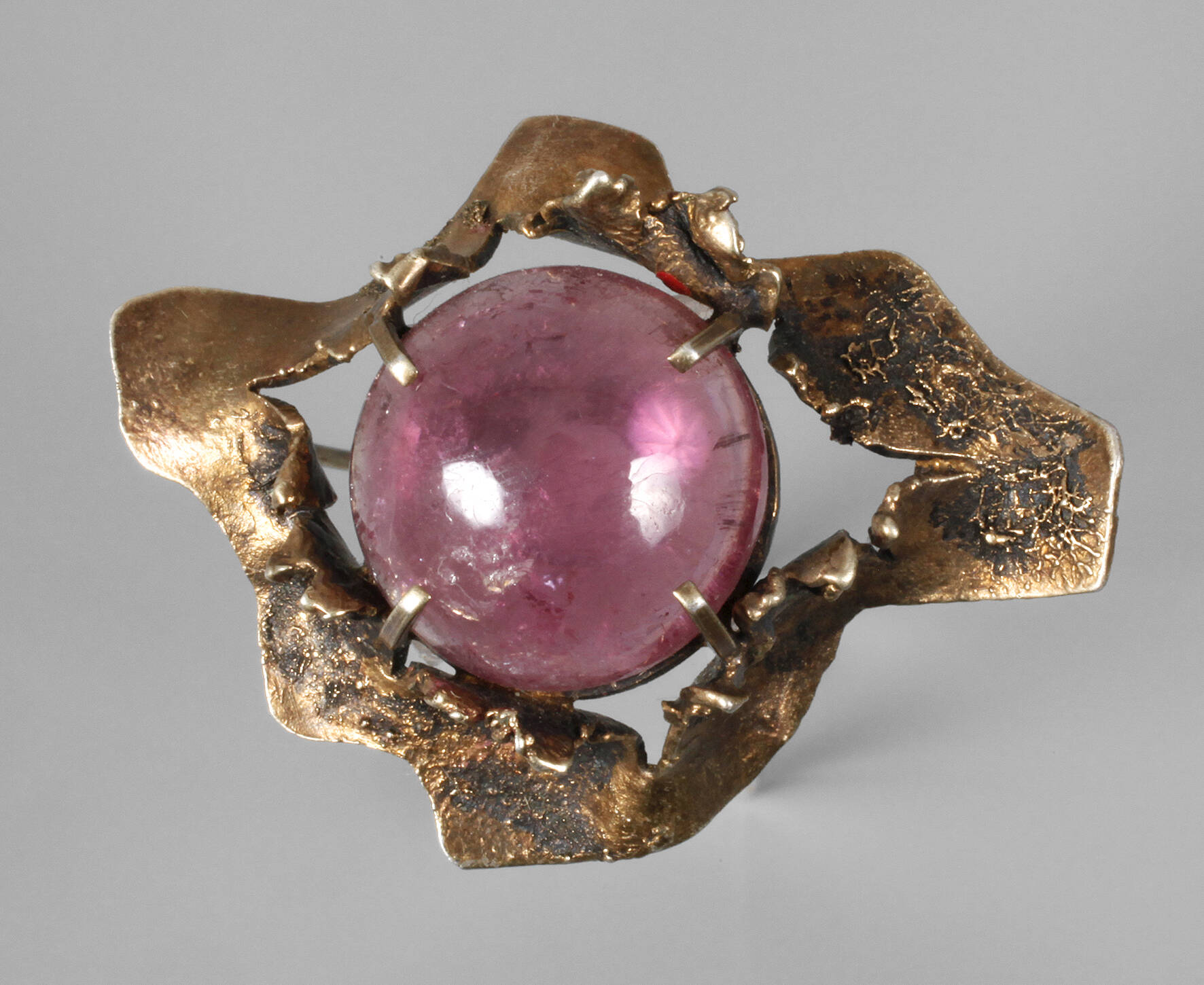 Brosche mit Steinbesatz