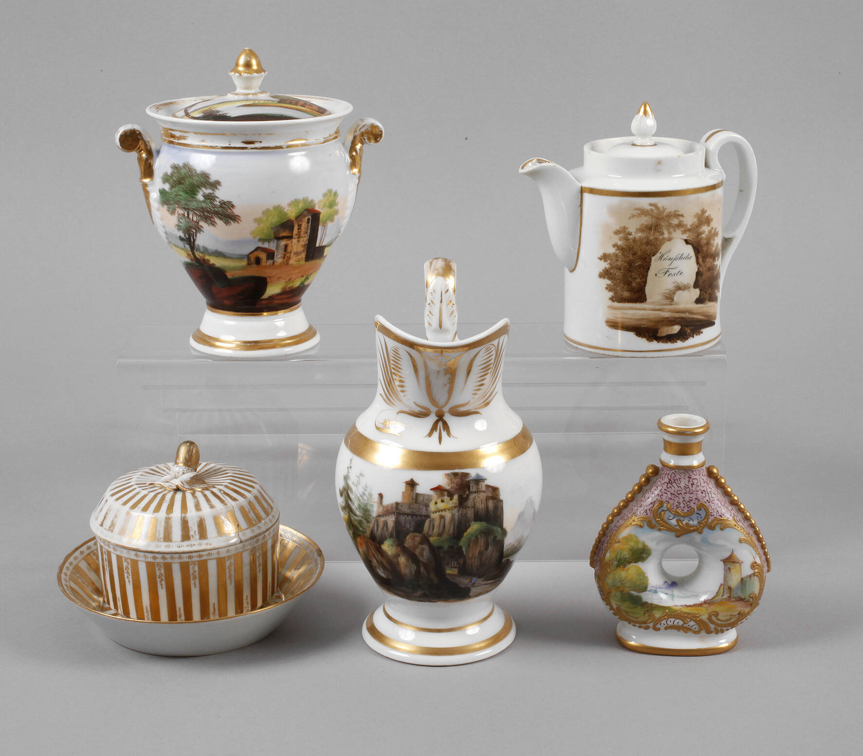 Fünf Teile Biedermeierporzellan