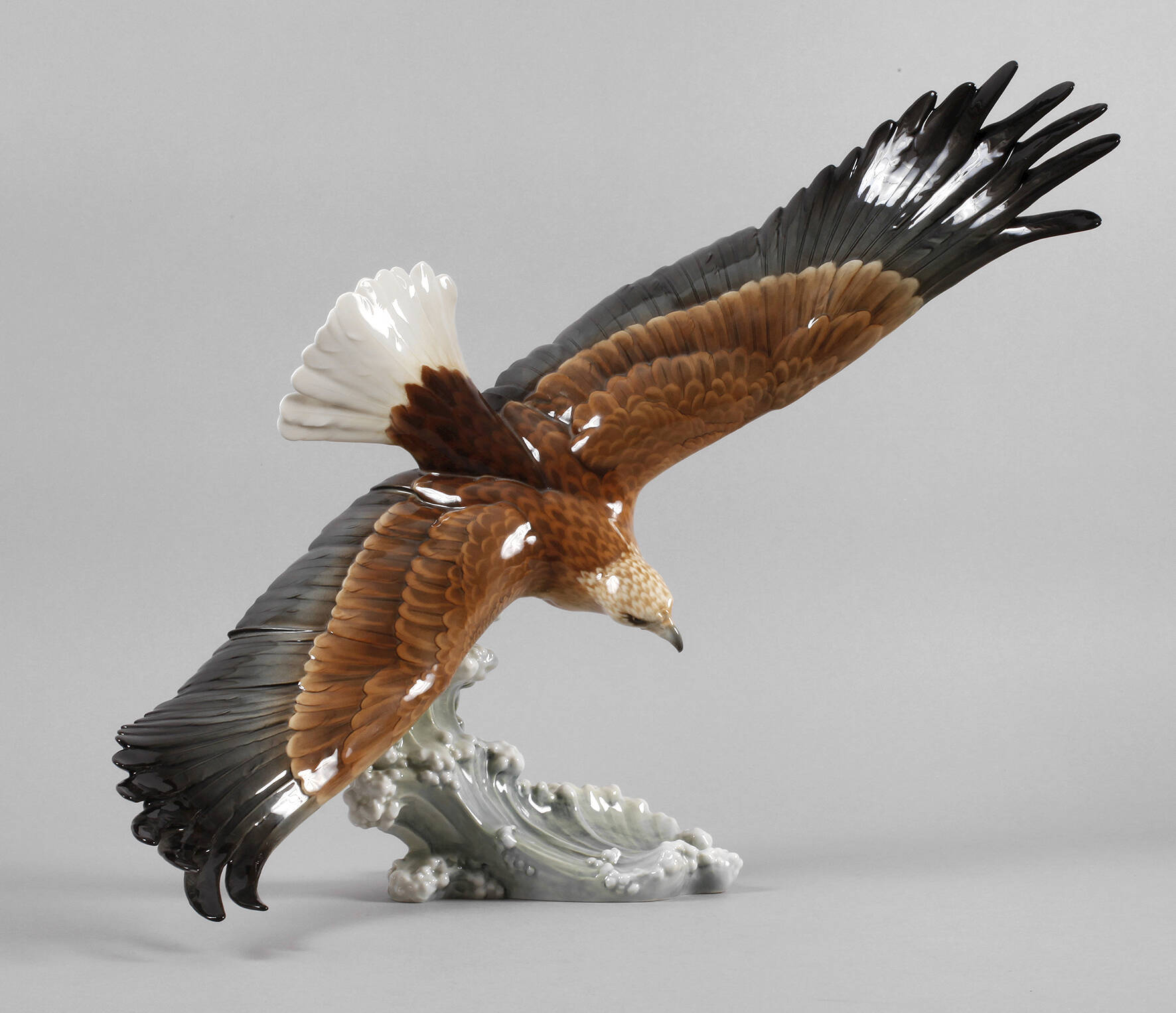 Hutschenreuther großer Seeadler über einer Welle