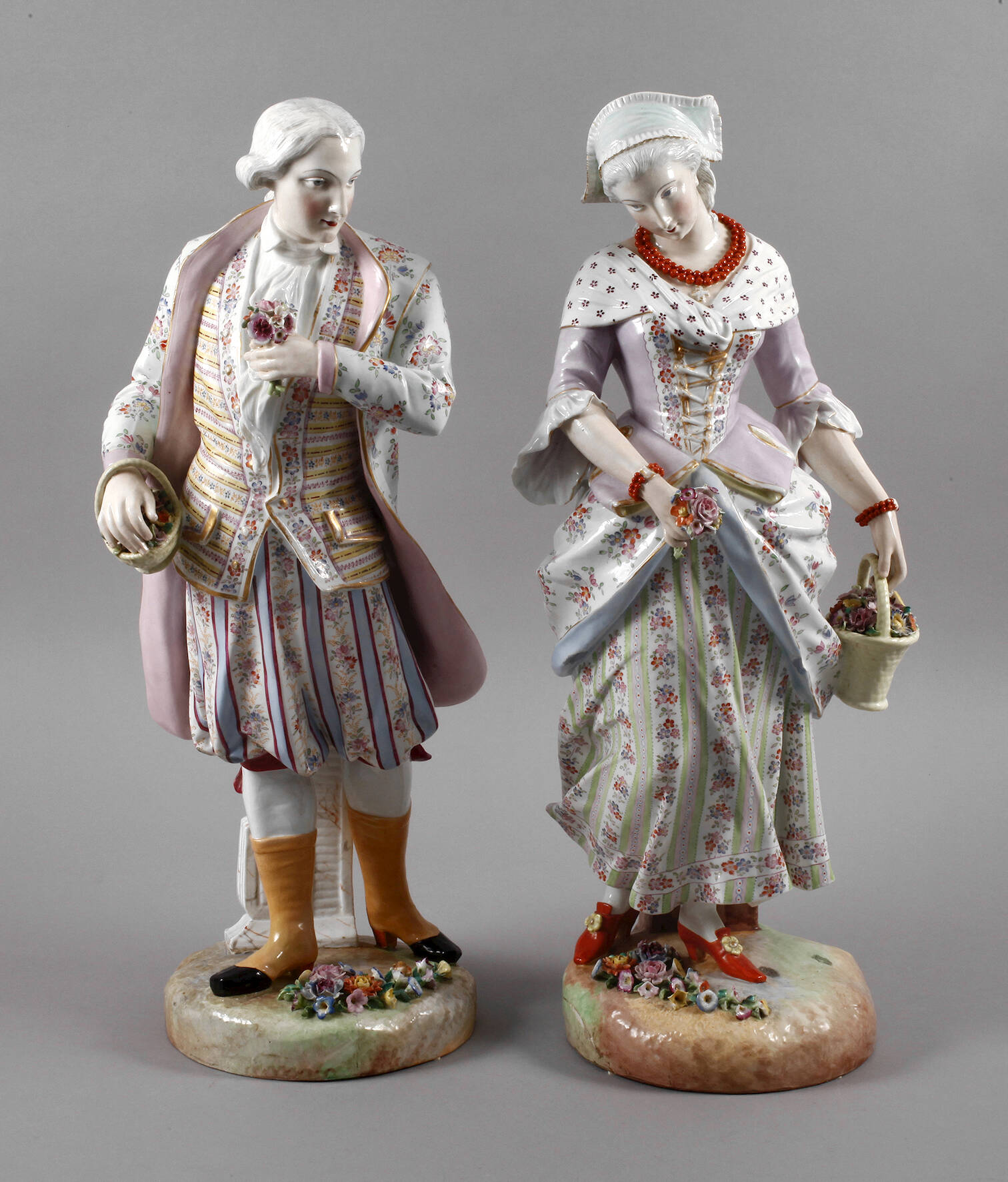 Übergroßes Figurenpaar