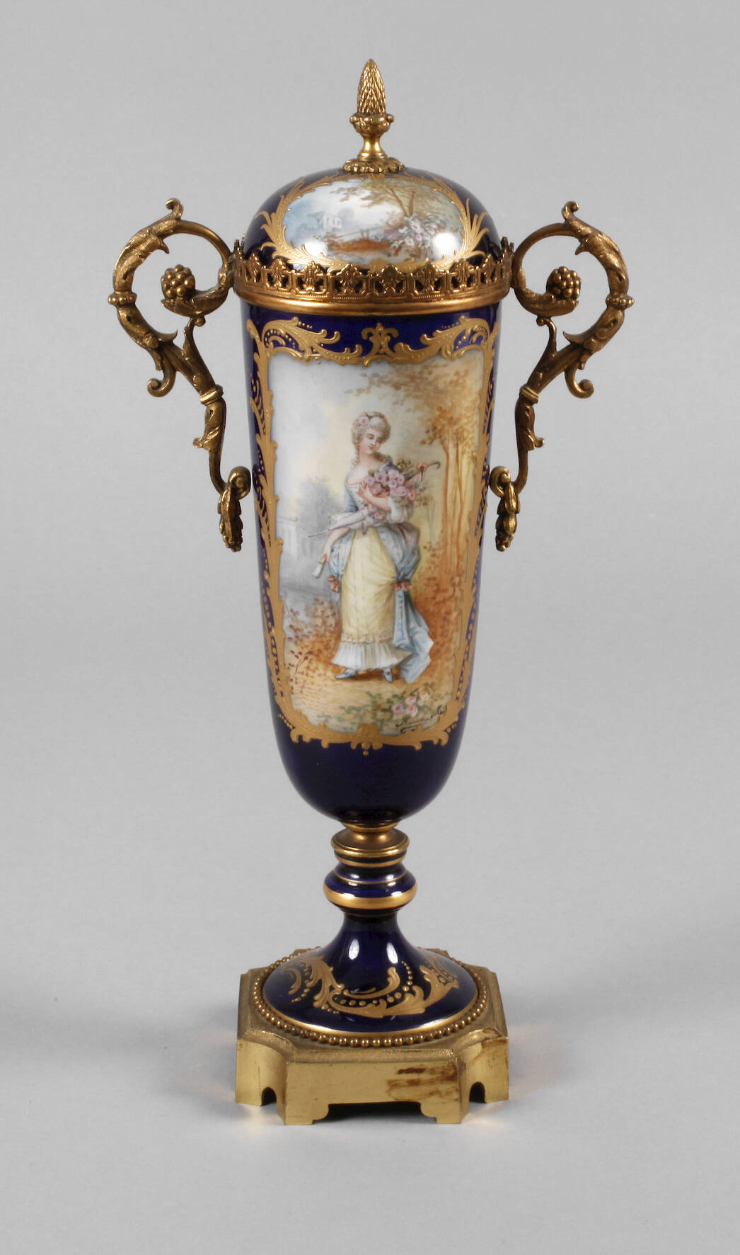 Sevres Prunkvase mit Bronzemontierung