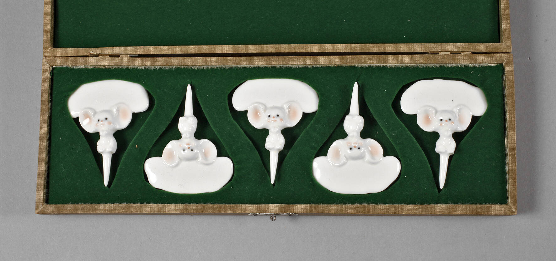 Fünf Käsespieße als Mäuse