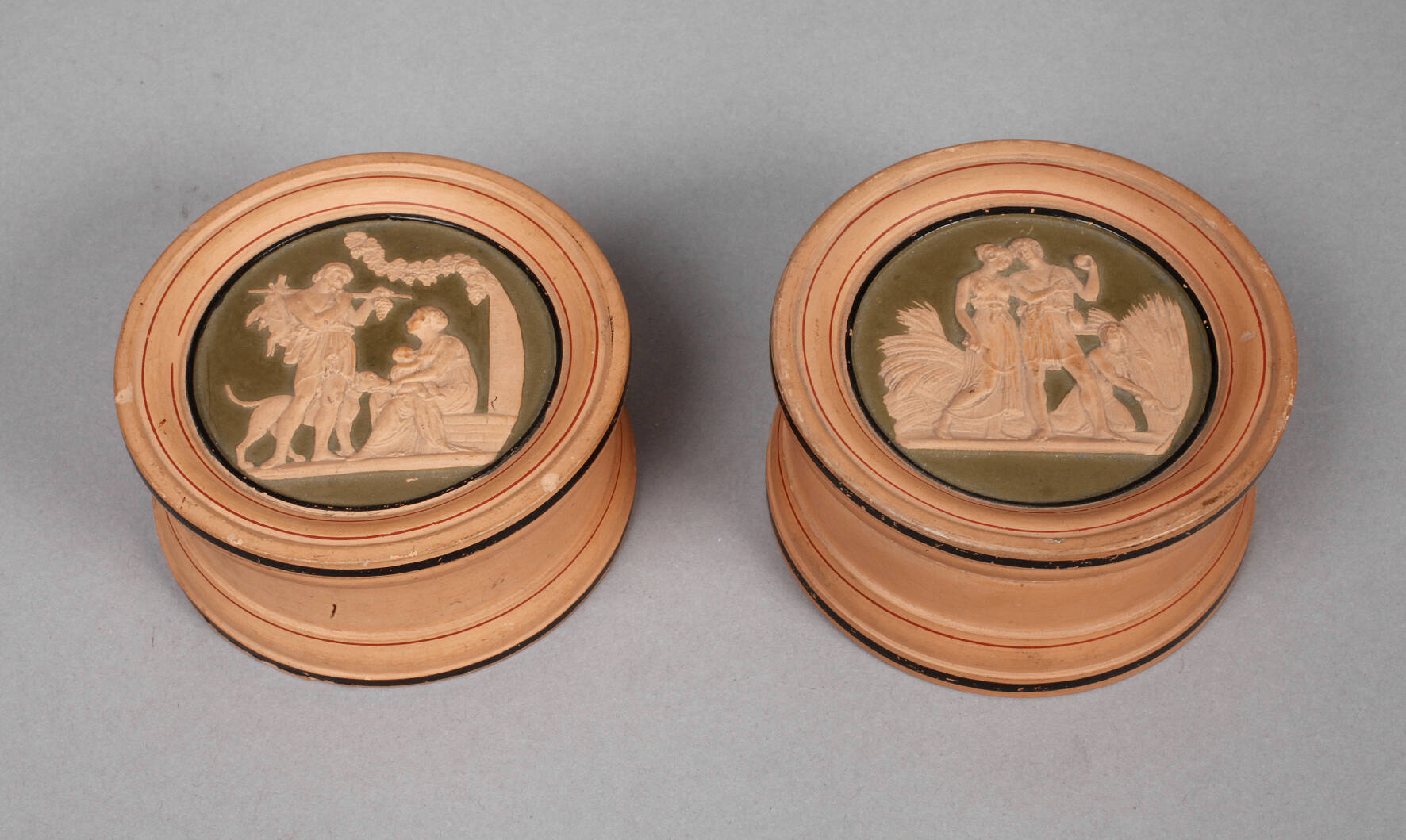 Zwei Dosen in Wedgwoodmanier