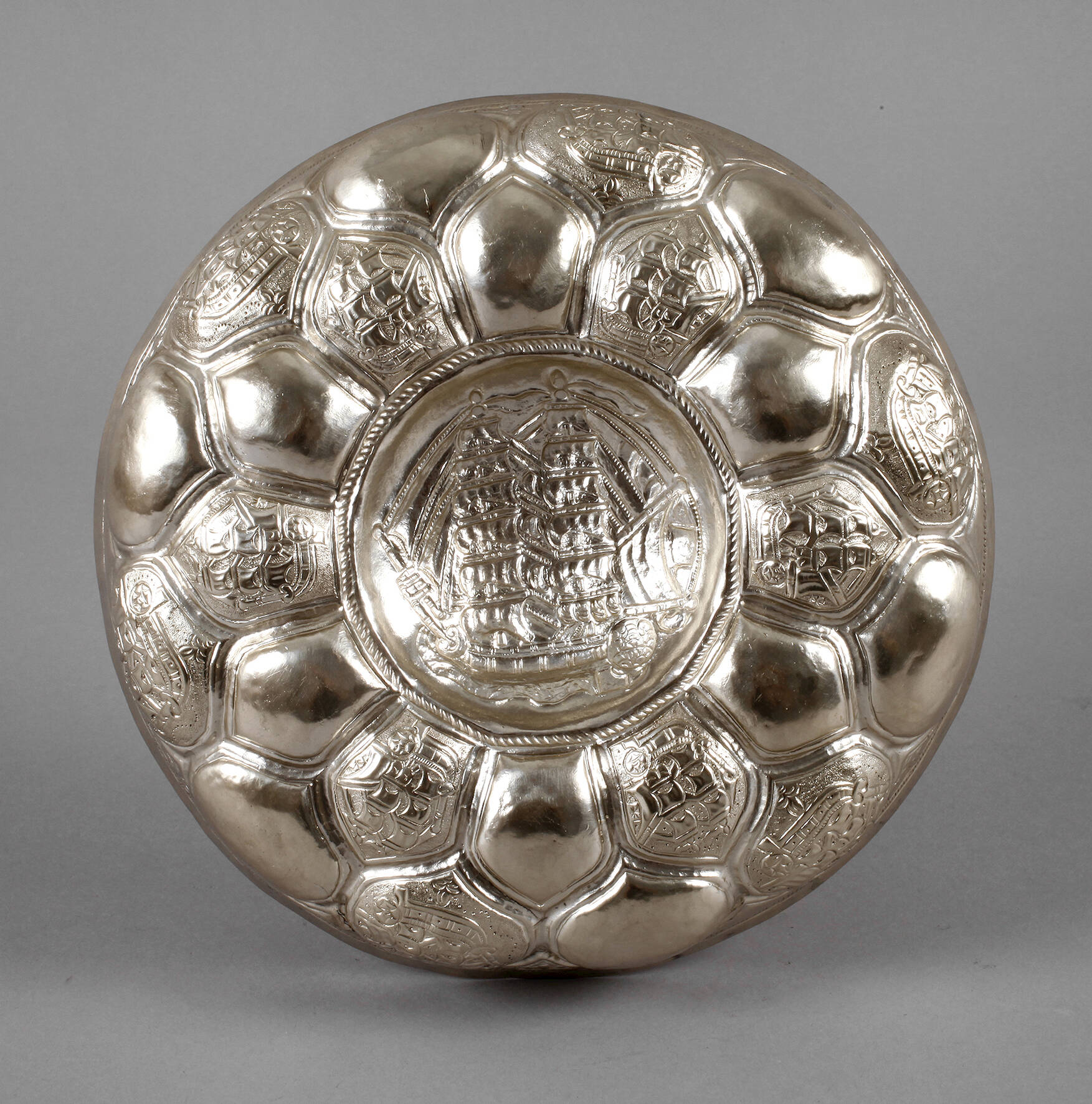 Silberbuckelschale mit Schiffsmotiven