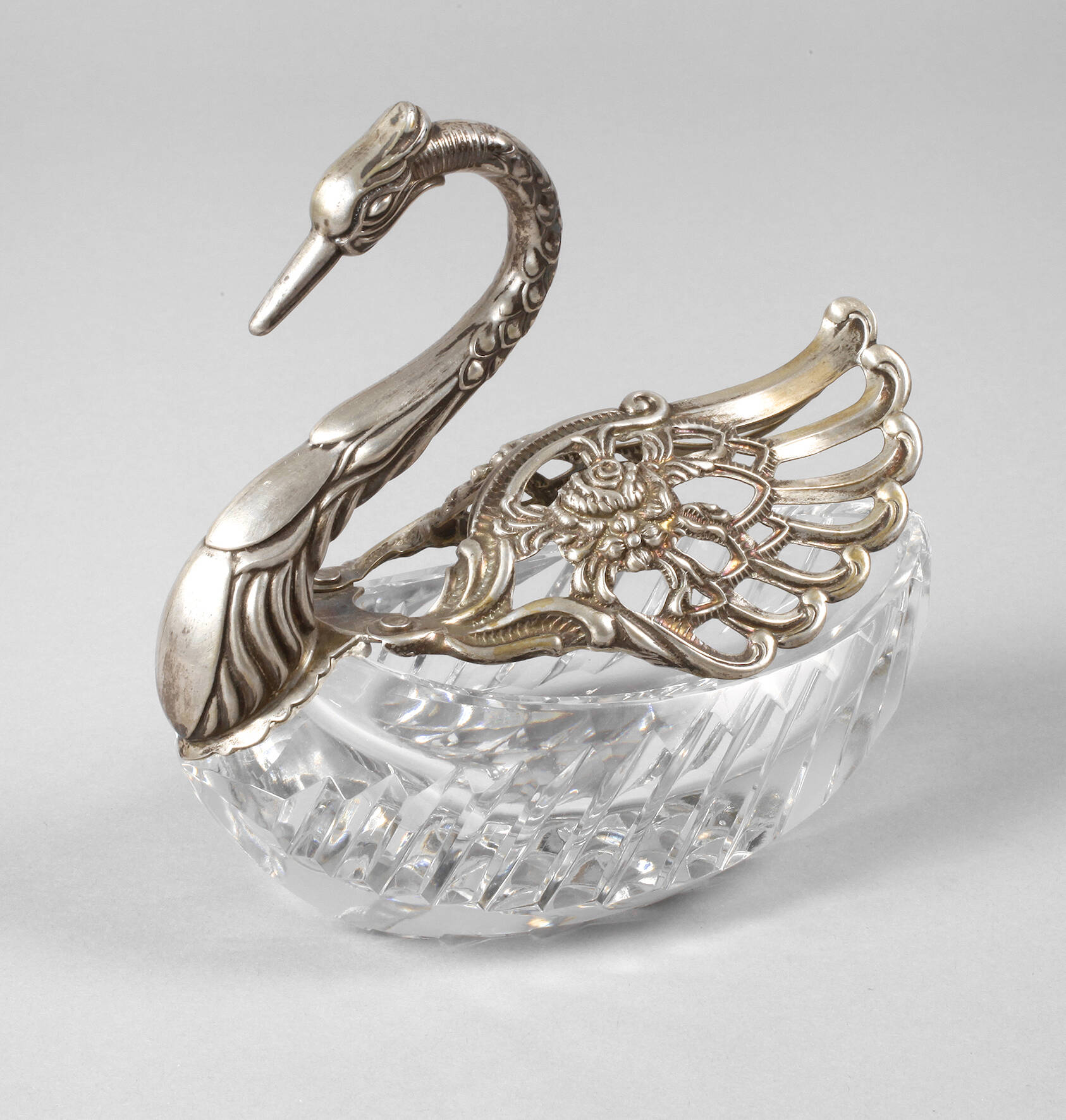 Schwanenschale mit Silbermotiven