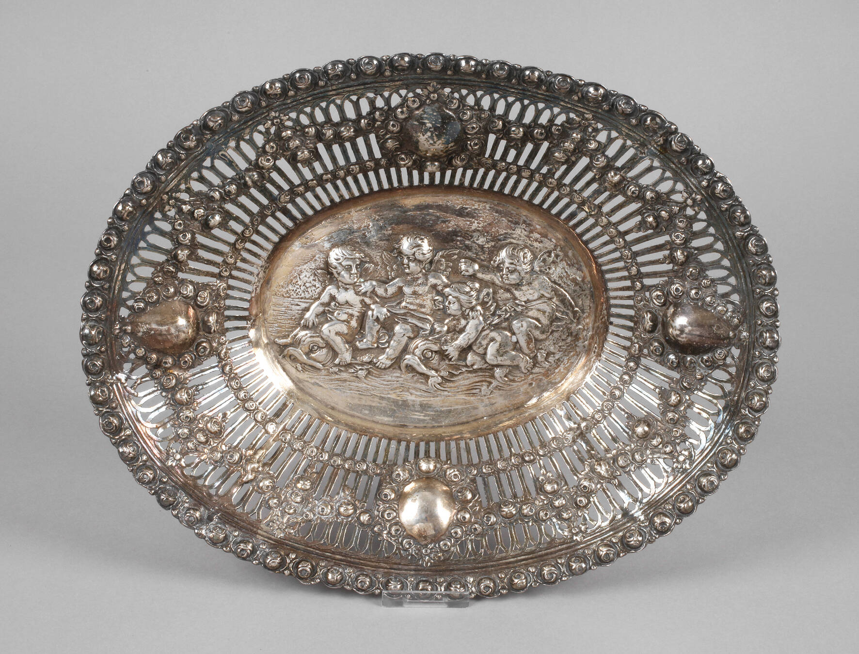 Silberschale mit Engelsmotiv