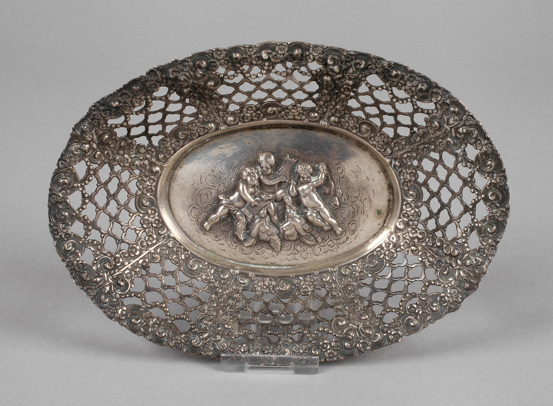 Silberschale mit Puttenmotiv