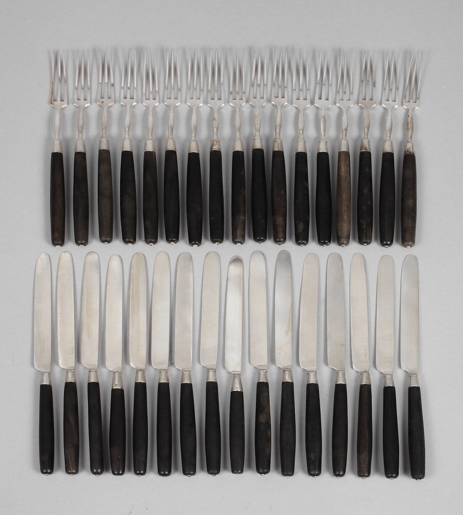 Silberbesteck mit Ebenholzgriffen