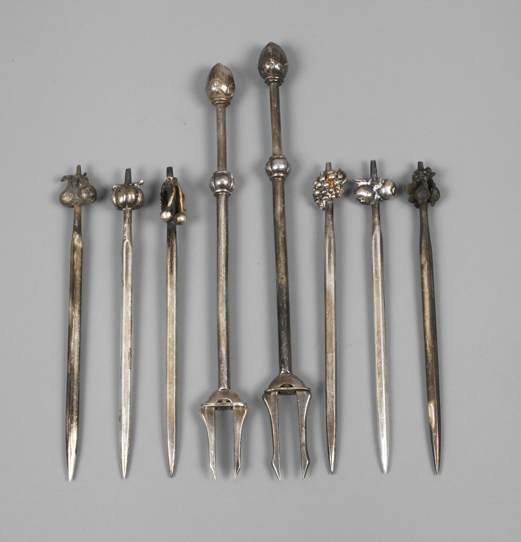 Acht Bowlespieße Silber