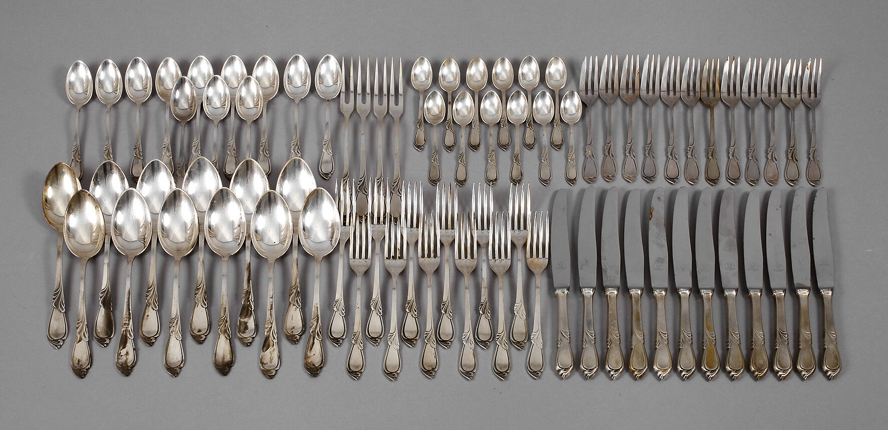 Silberbesteck für zwölf Personen