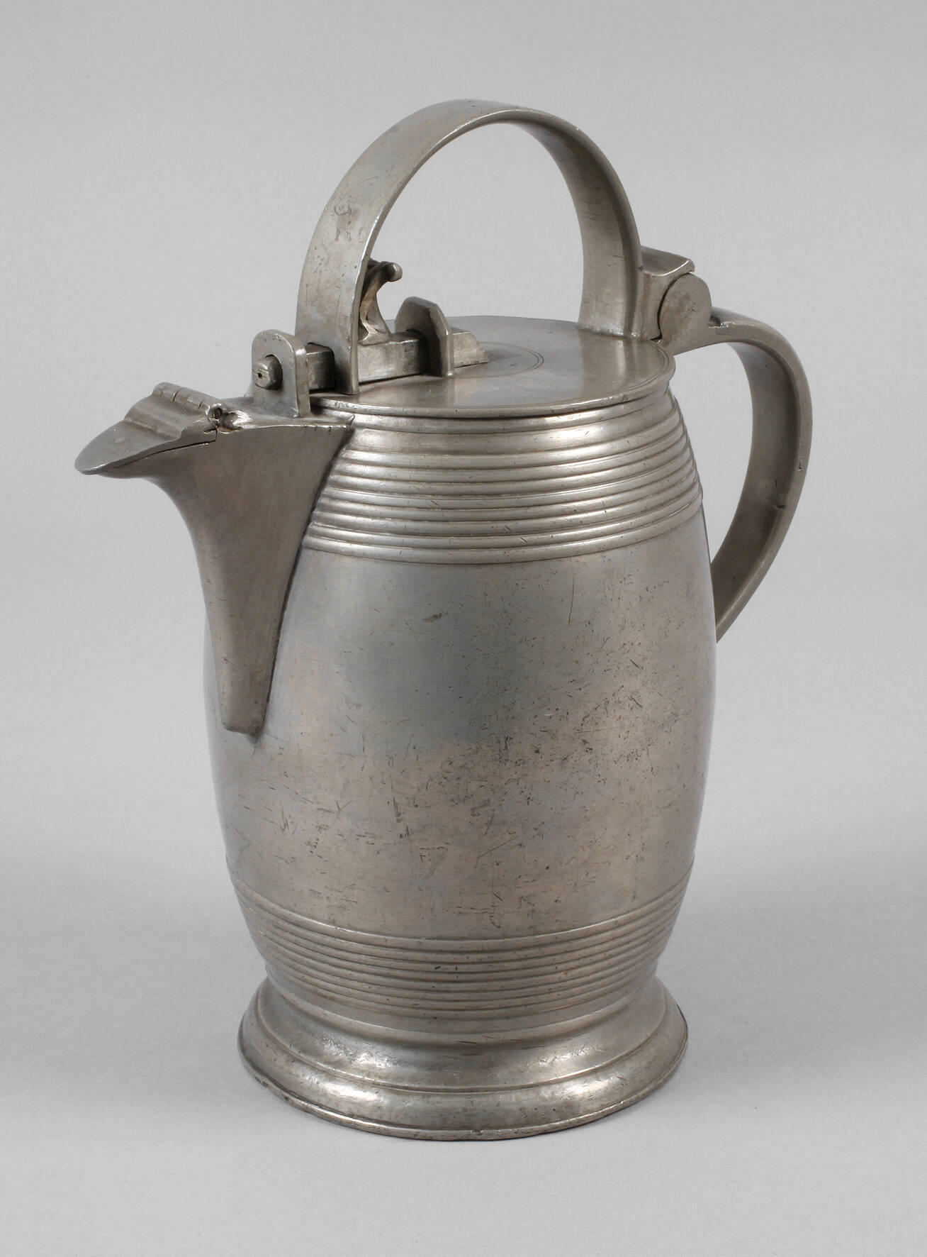 Fassförmige Riegelkanne