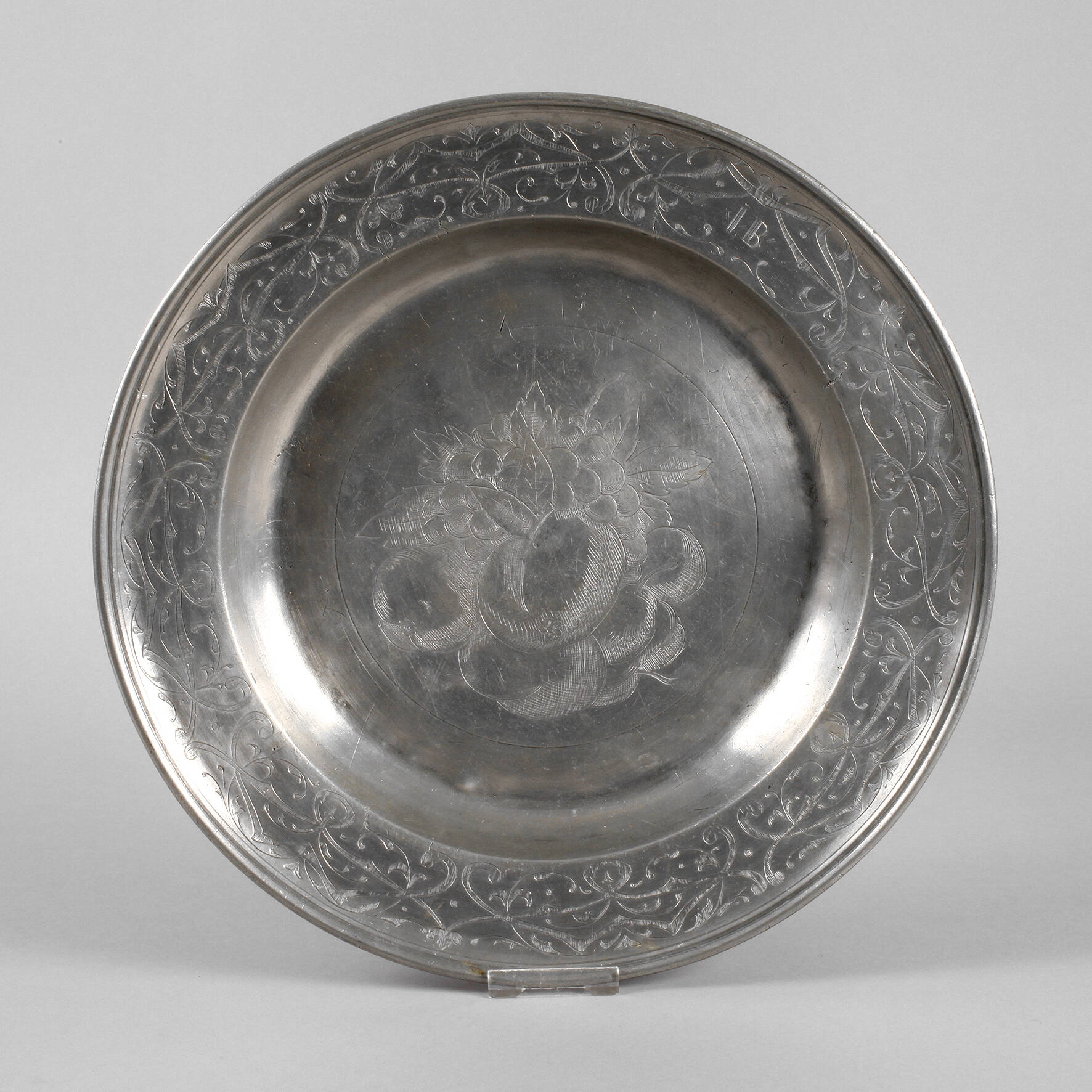 Großer Zinnteller mit Früchtebukett