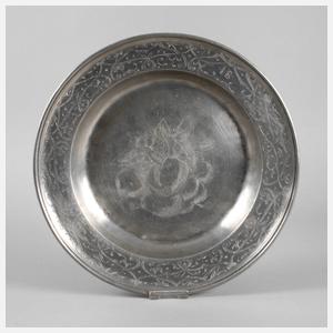 Großer Zinnteller mit Früchtebukett