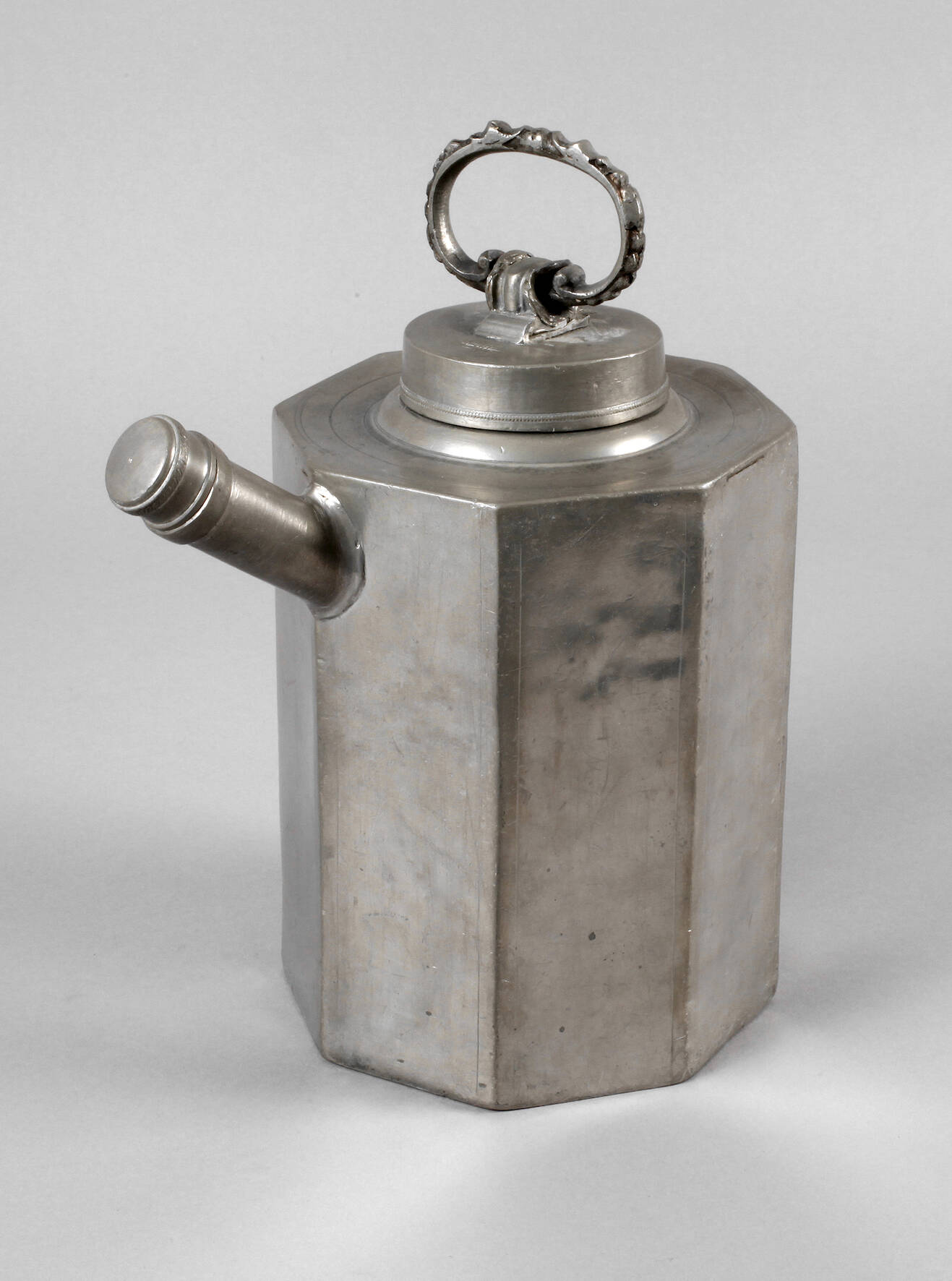 Große Zinnschraubkanne mit Röhrenausguss