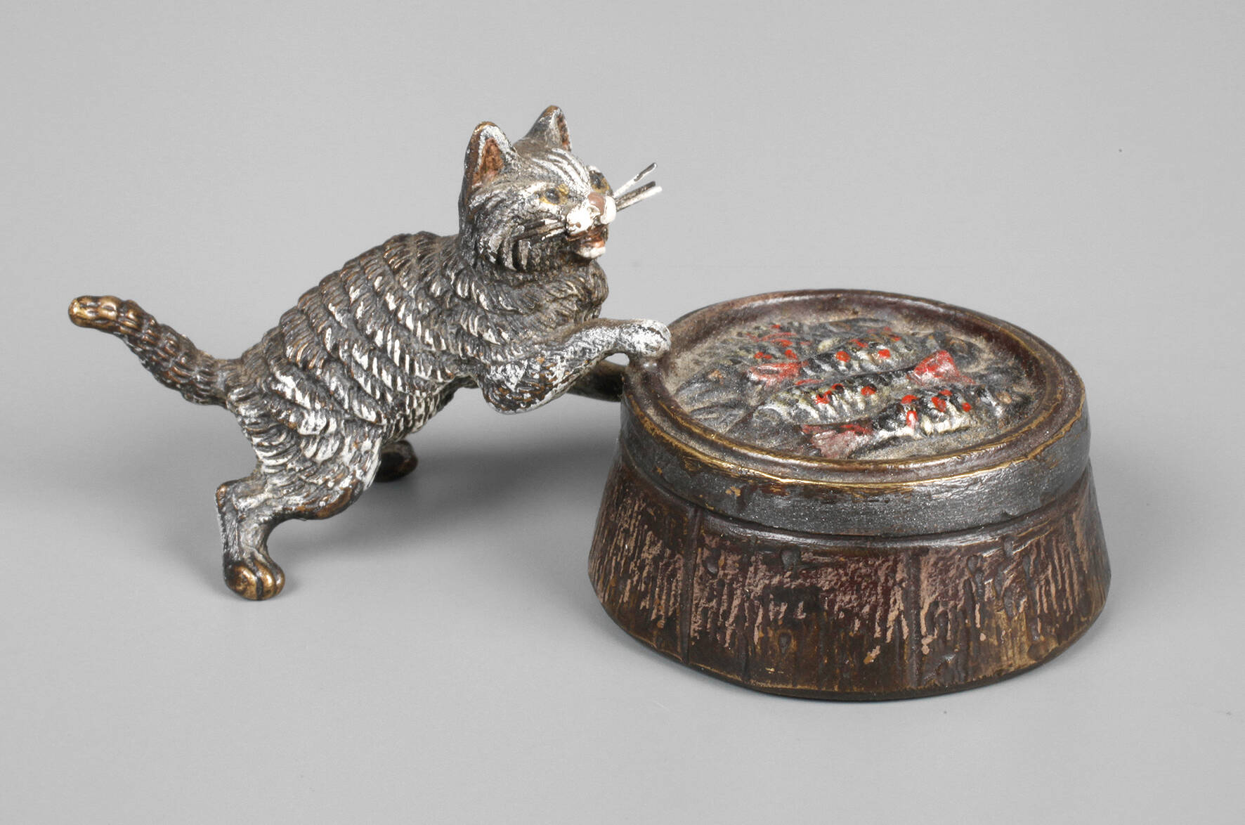 Wiener Bronze Katze mit Fischen