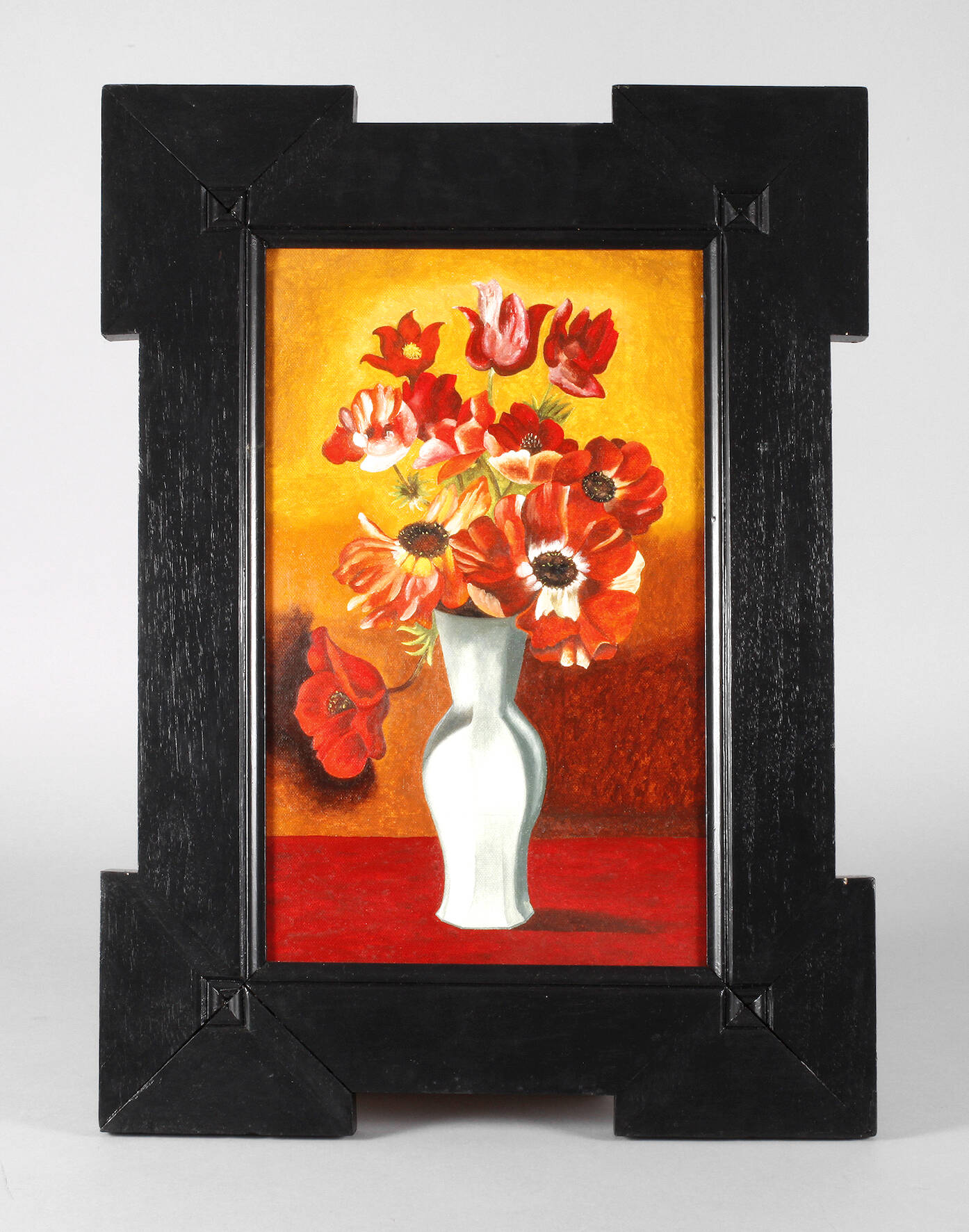 Rote Tulpen in weißer Vase