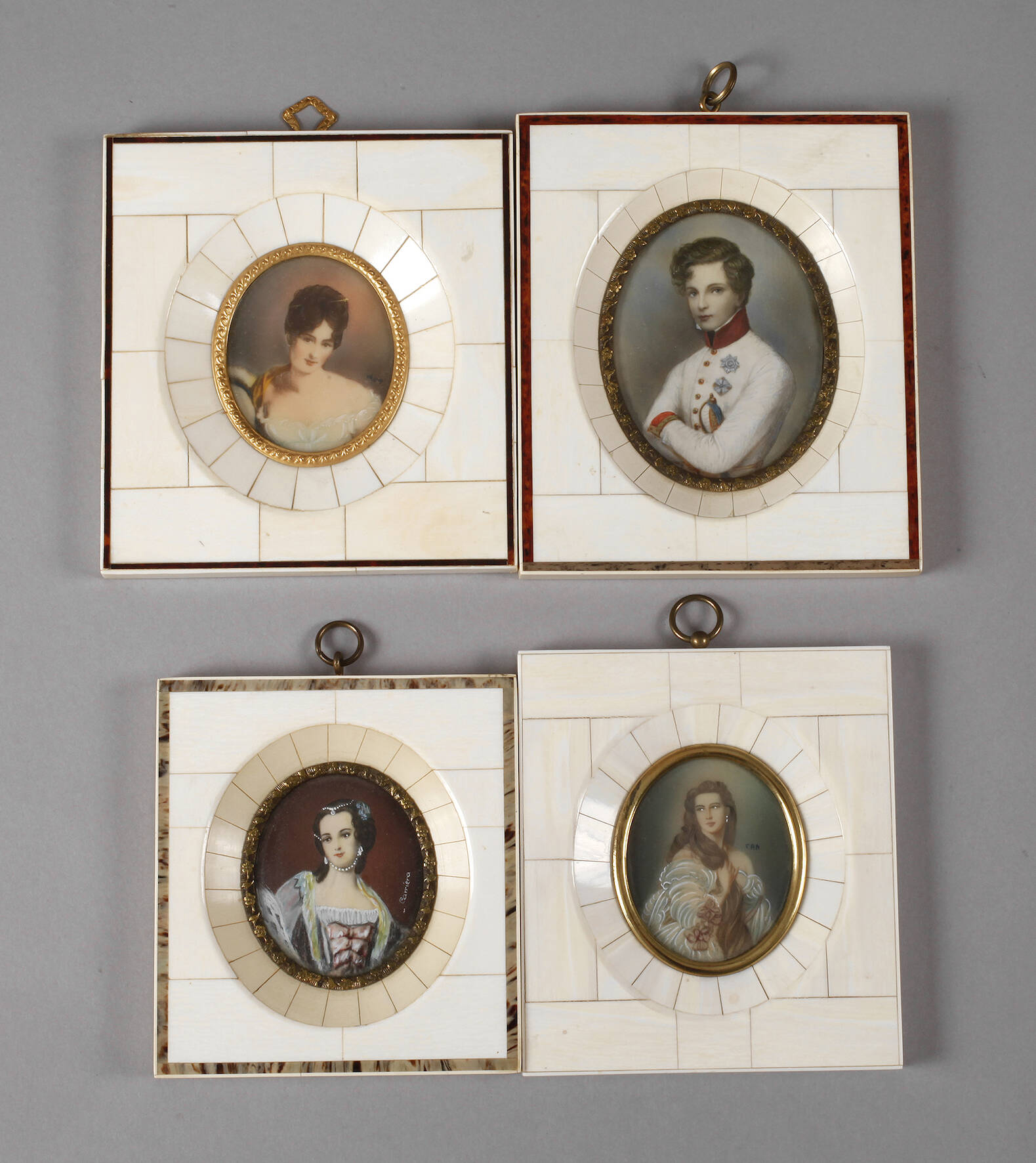 Vier Elfenbeinminiaturen