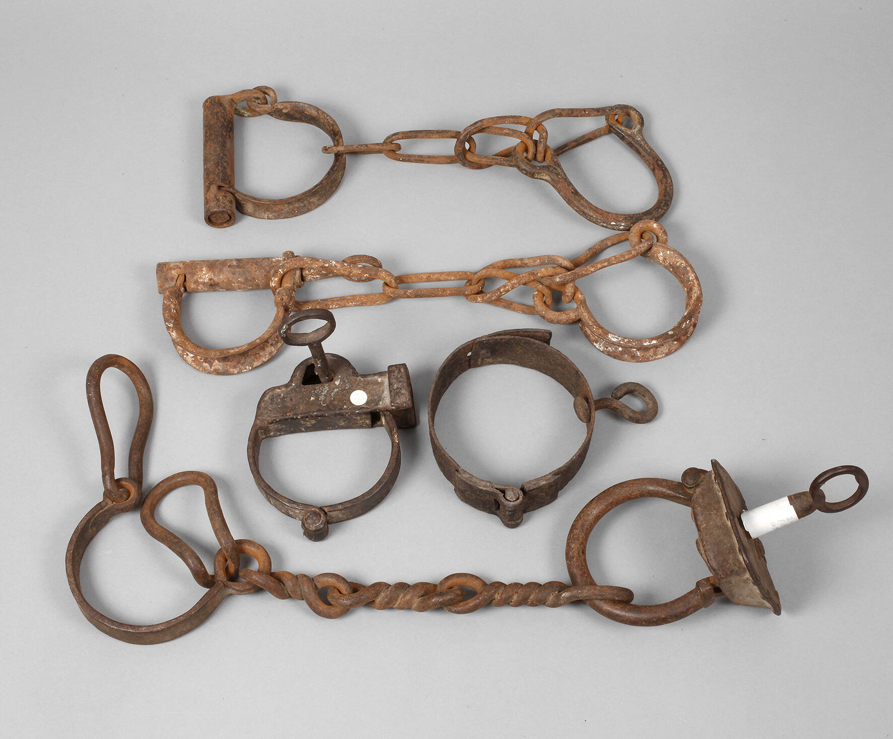 Konvolut Fußfesseln und Handschellen