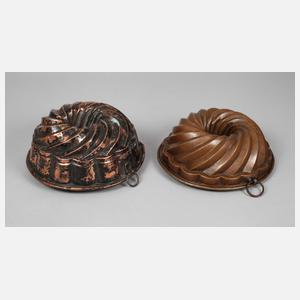 Zwei Gugelhupfformen