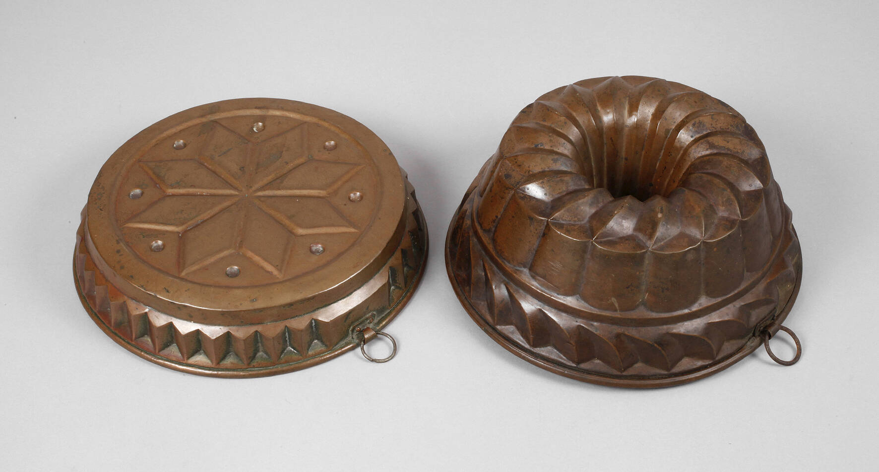 Zwei Kupferbackformen