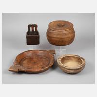 Vier bäuerliche Holzgefäße111