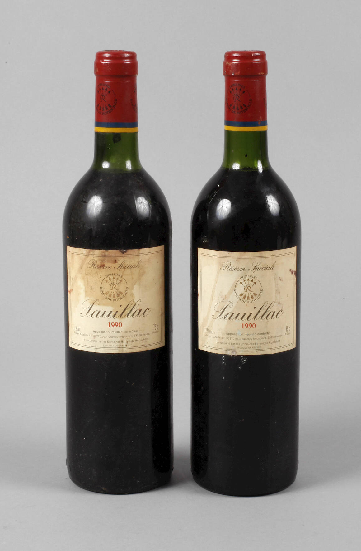 Zwei Flaschen Rotwein