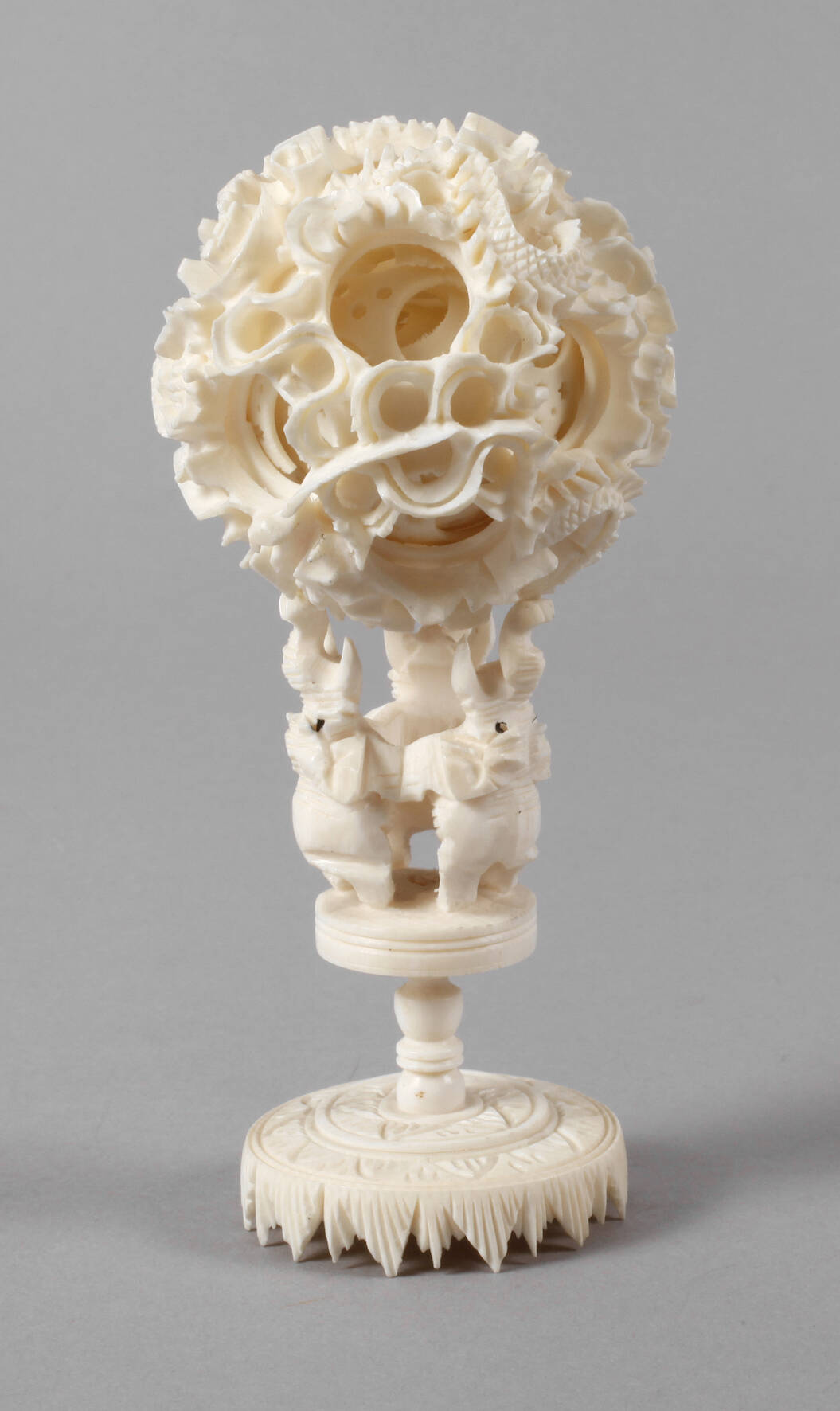 Kugel-in-Kugel-Schnitzerei