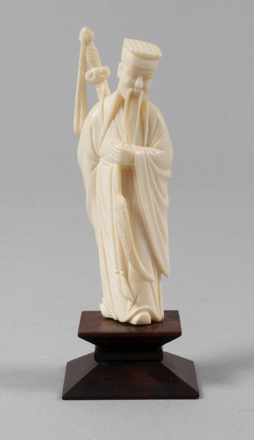 Feine Elfenbeinschnitzerei