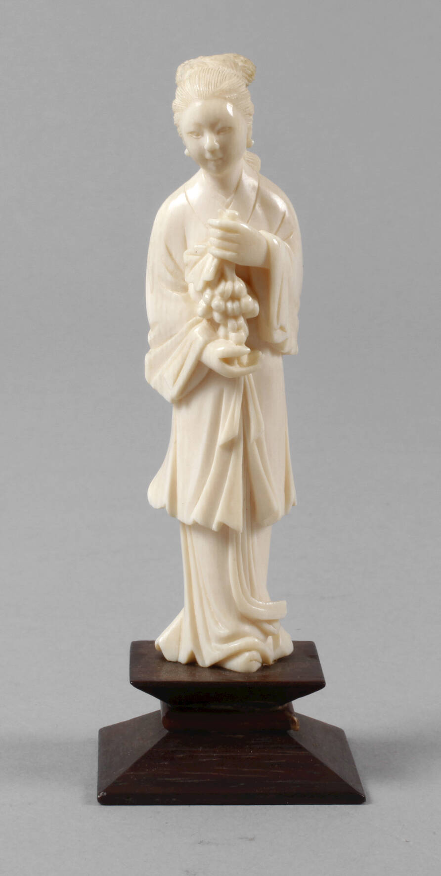 Feine Elfenbeinschnitzerei