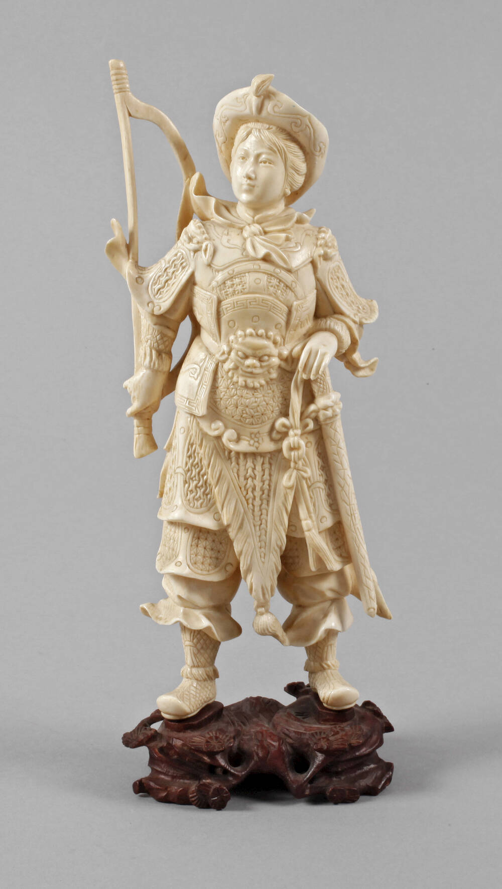 Feine Elfenbeinschnitzerei