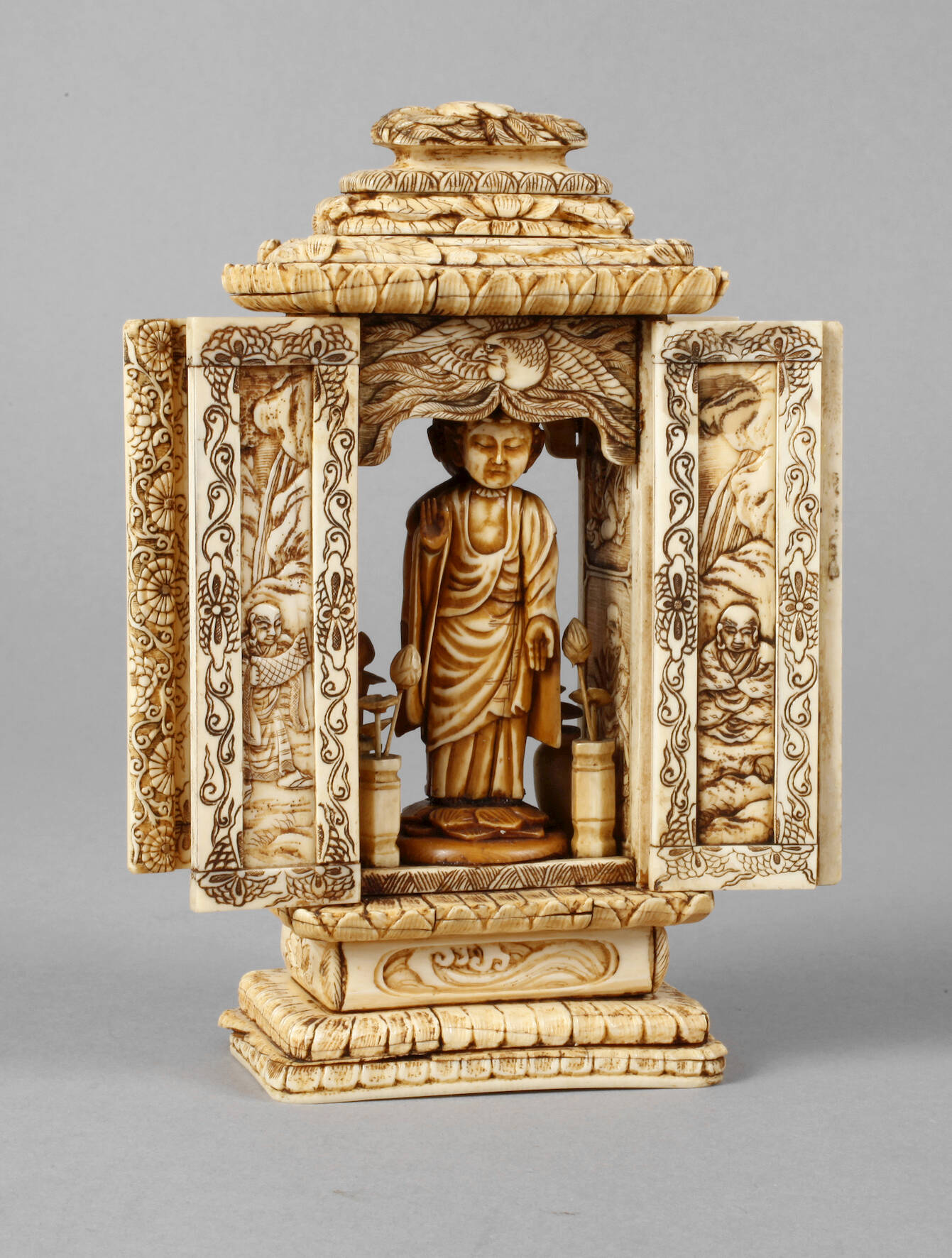 Prächtige Beinschnitzerei