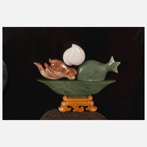 Vier Reliefschnitzereien