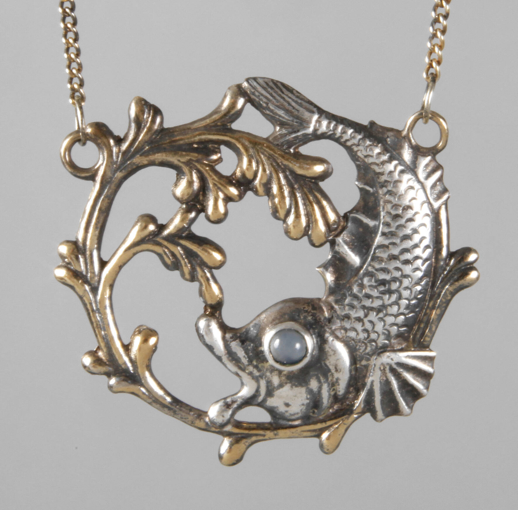 Collier mit Fischmotiv