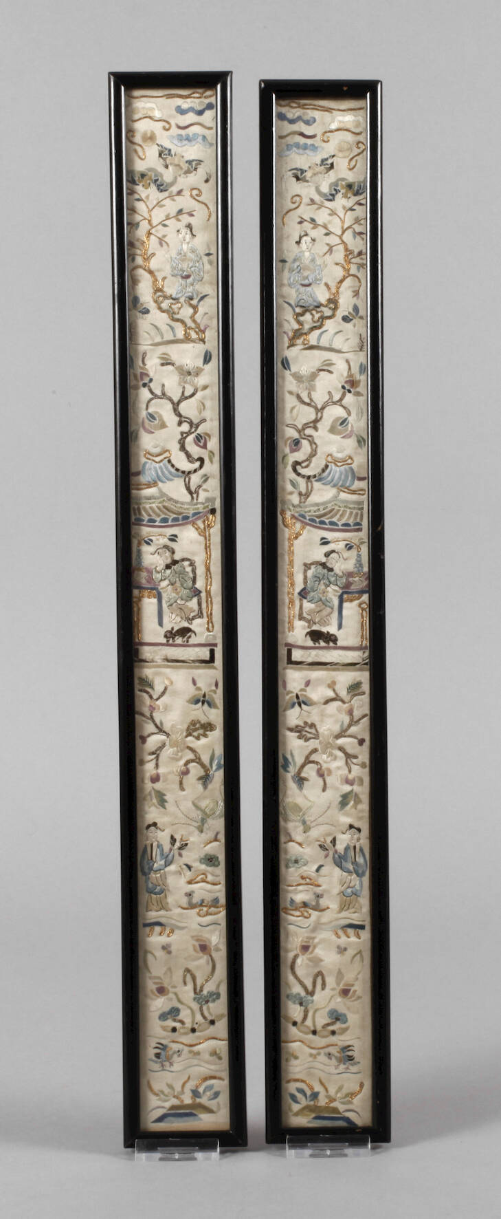 Paar Seidenstickereien