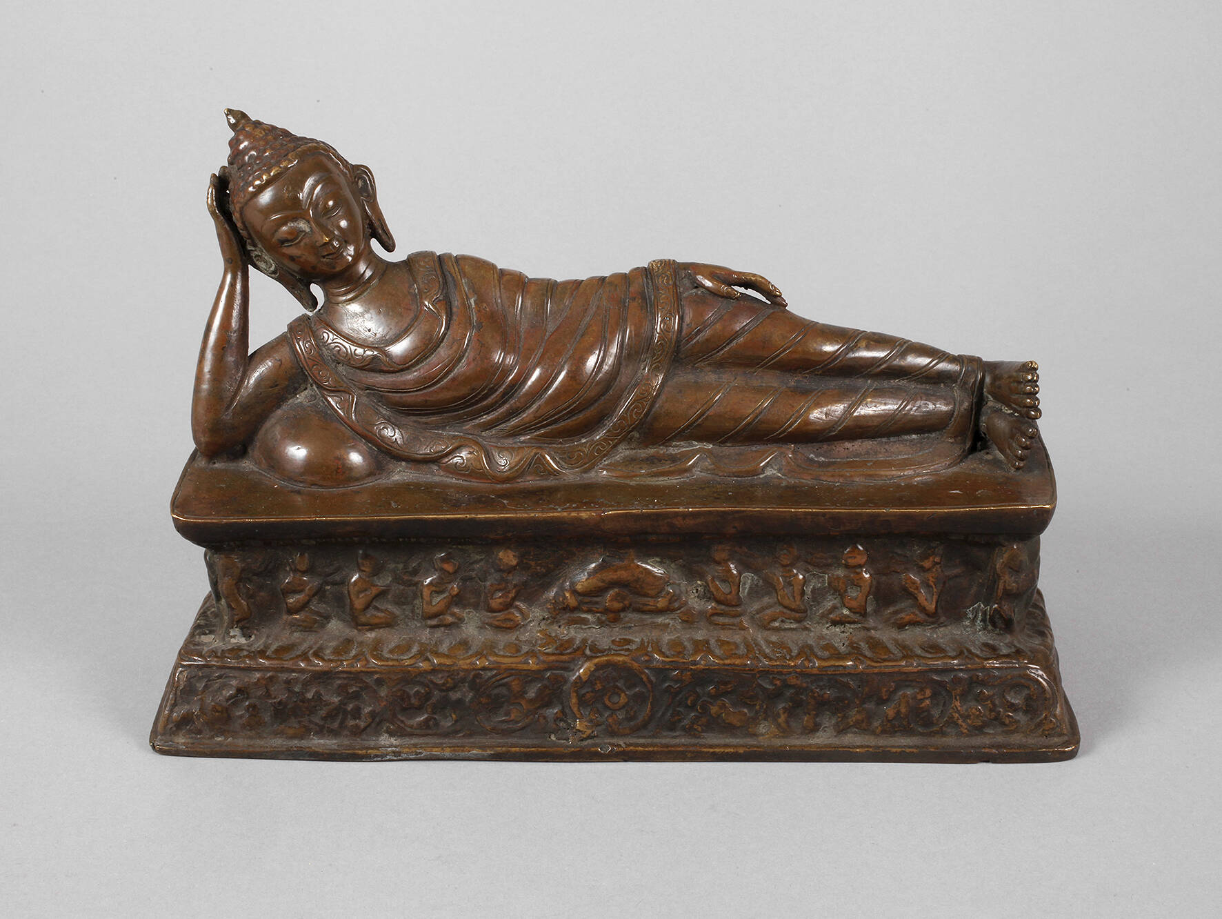 Bronzeplastik liegender Buddha