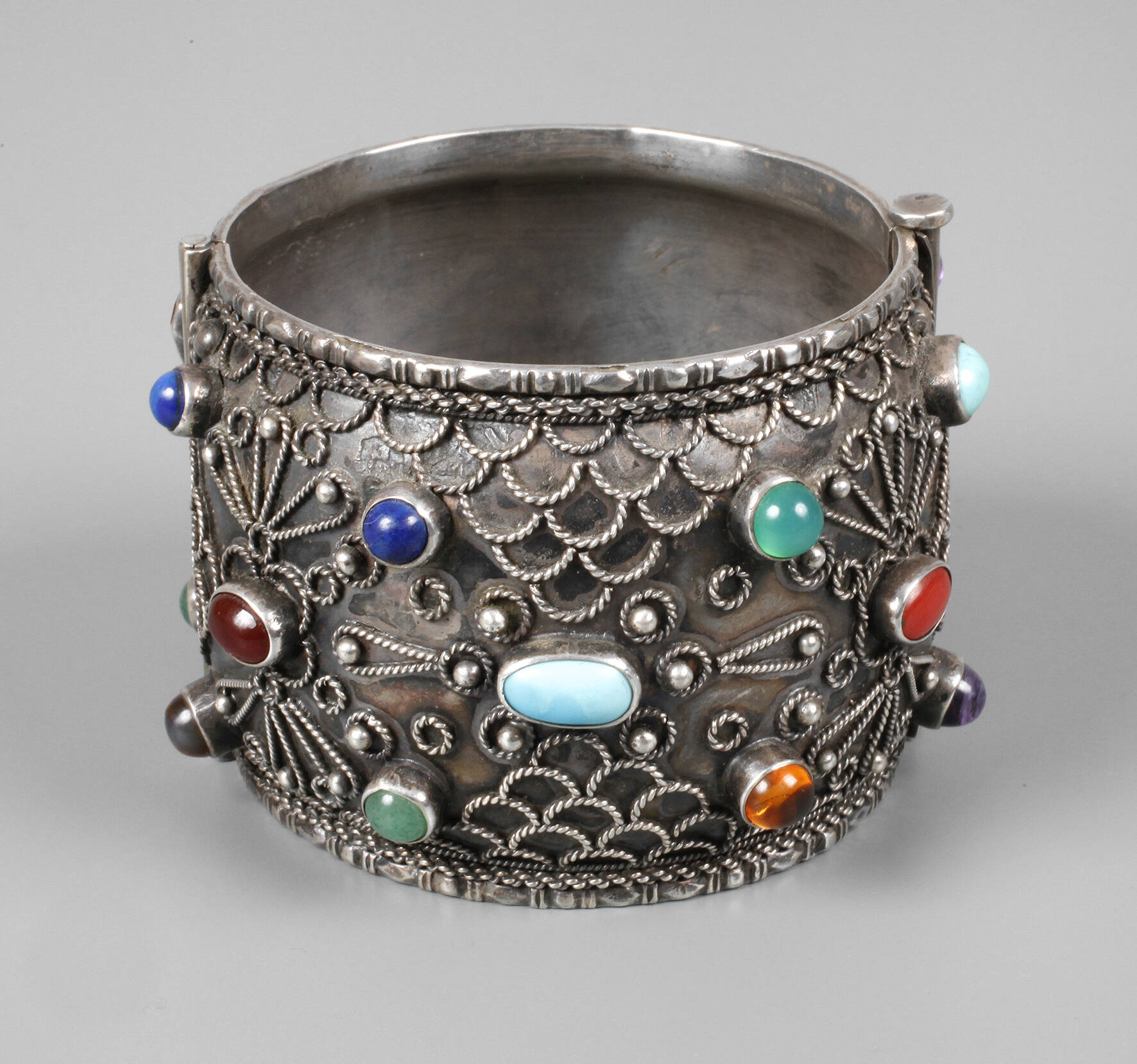 Armreif mit Steinbesatz