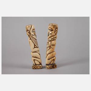 Zwei Beinschnitzereien