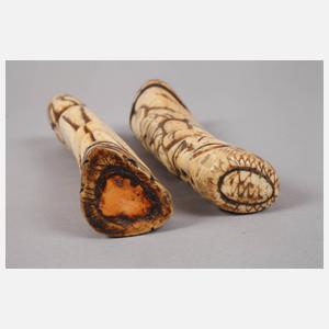 Zwei Beinschnitzereien