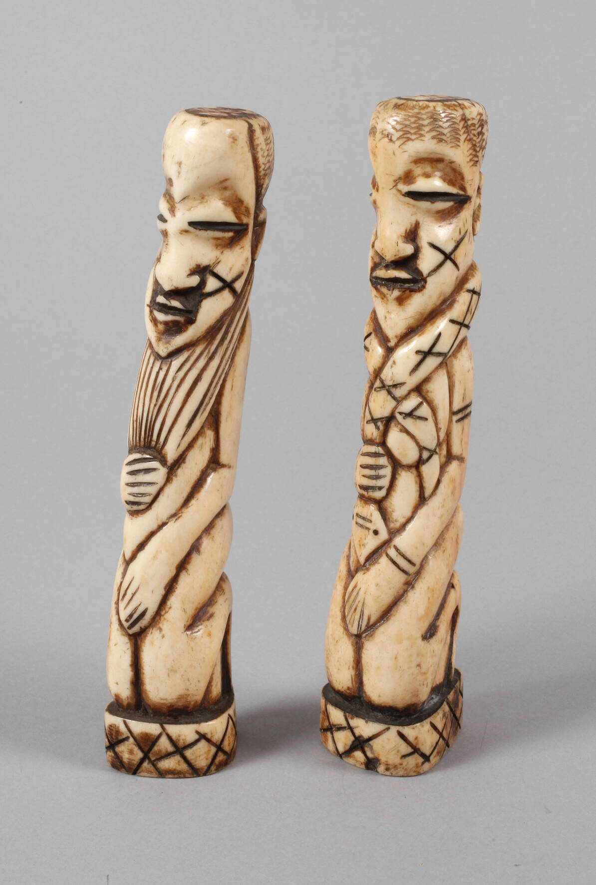 Zwei Beinschnitzereien