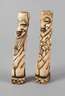 Zwei Beinschnitzereien