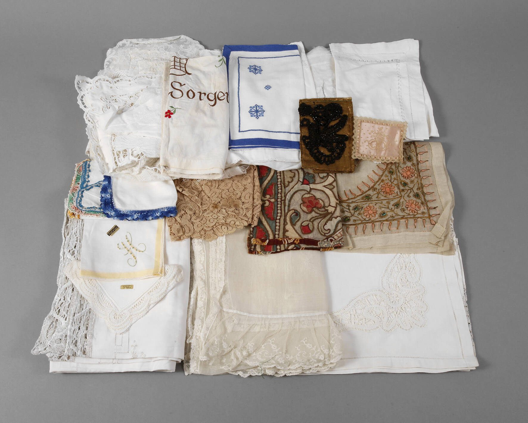 Konvolut Handarbeitsdecken