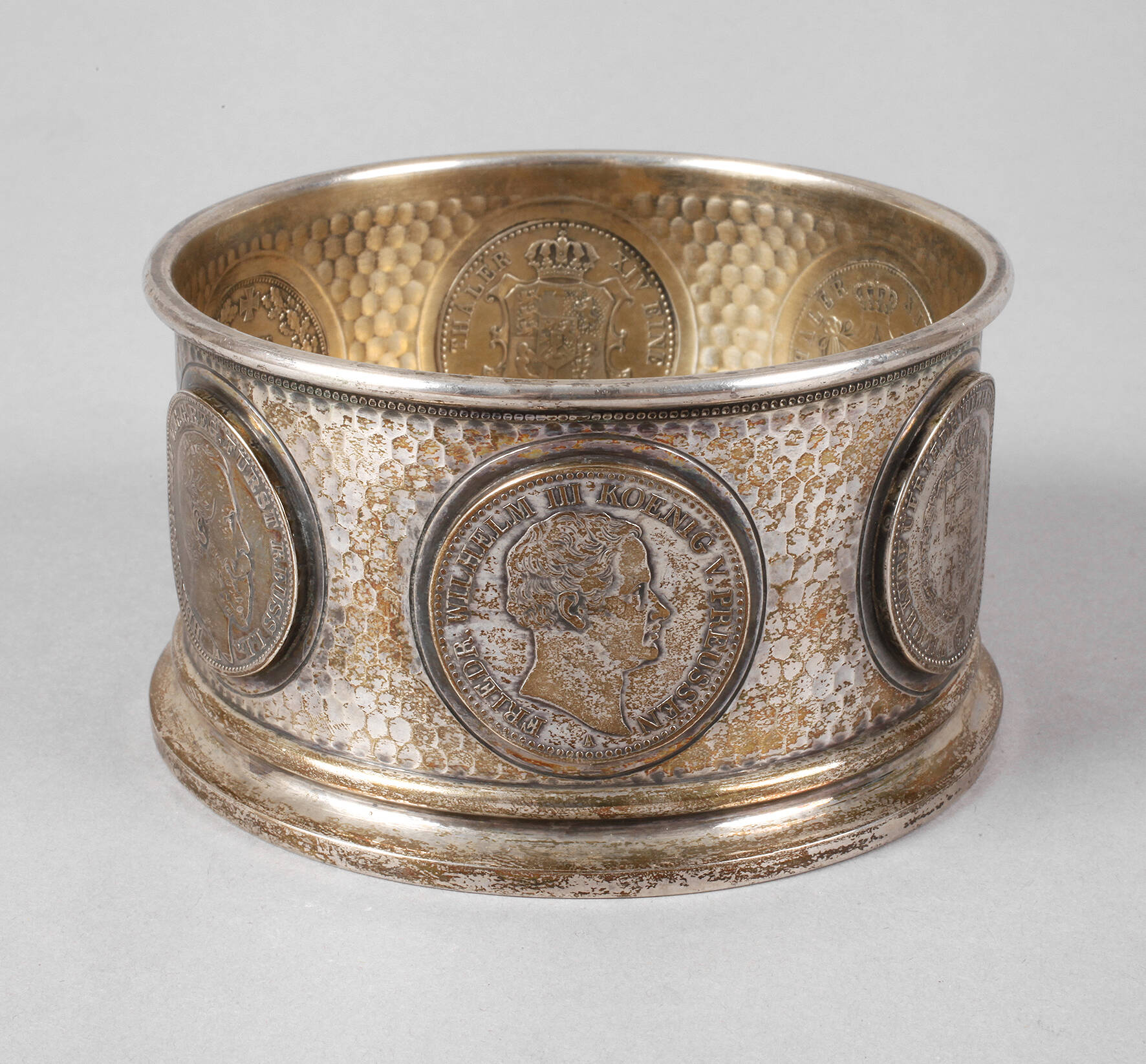 Flaschenhalter mit reichem Münzbesatz