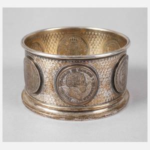 Flaschenhalter mit reichem Münzbesatz