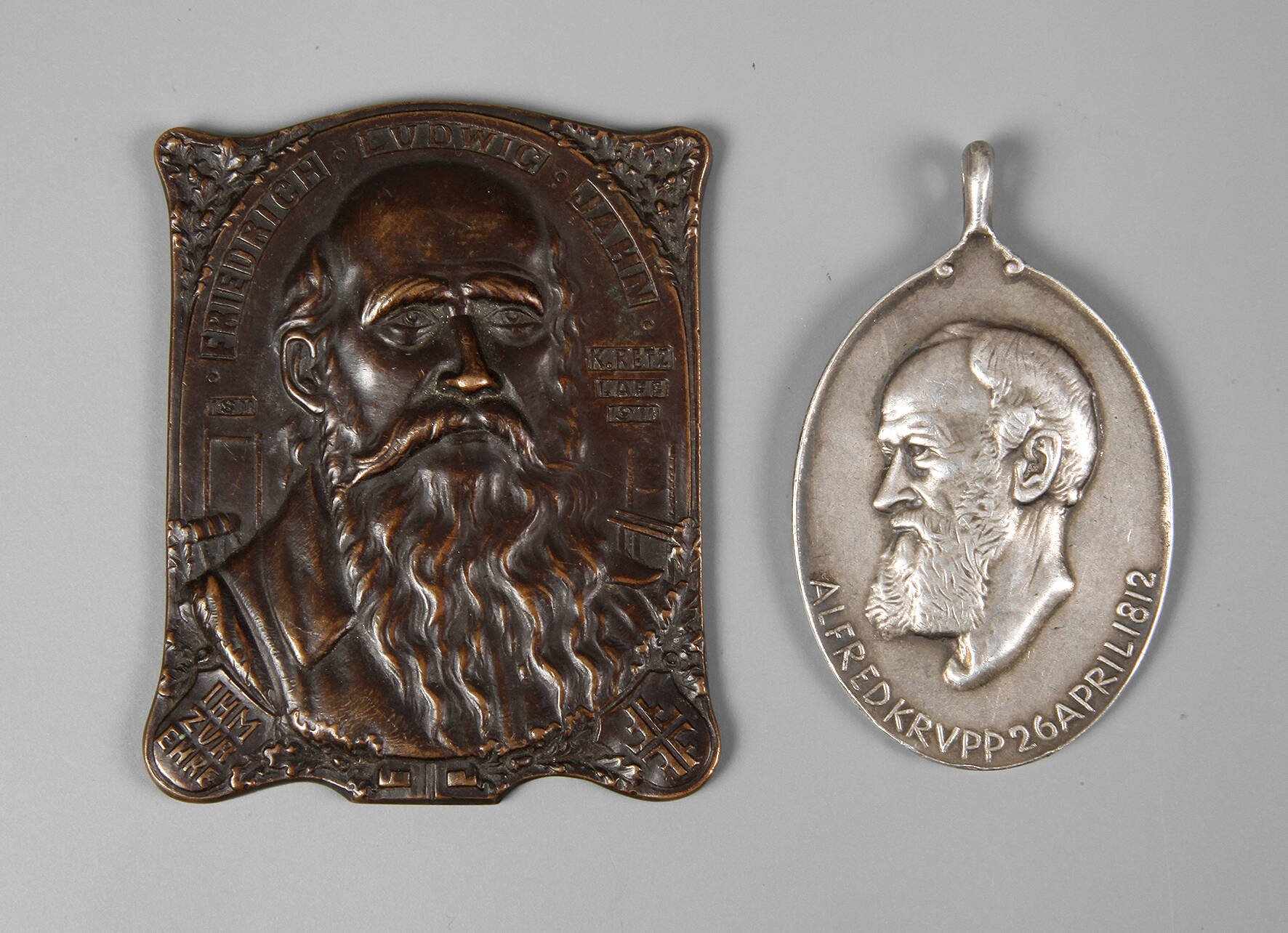 Zwei Centenaire-Medaillen