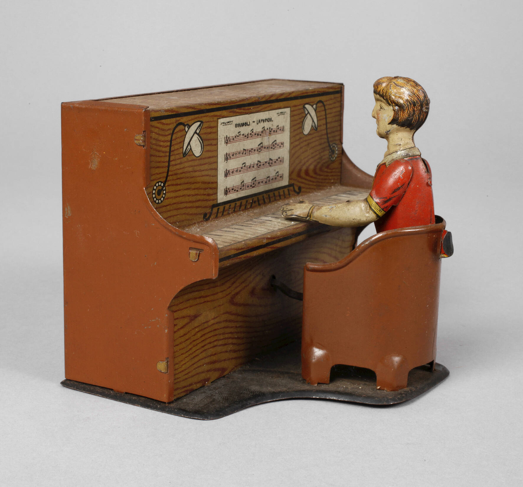 Gely Spieluhr Student als Pianist