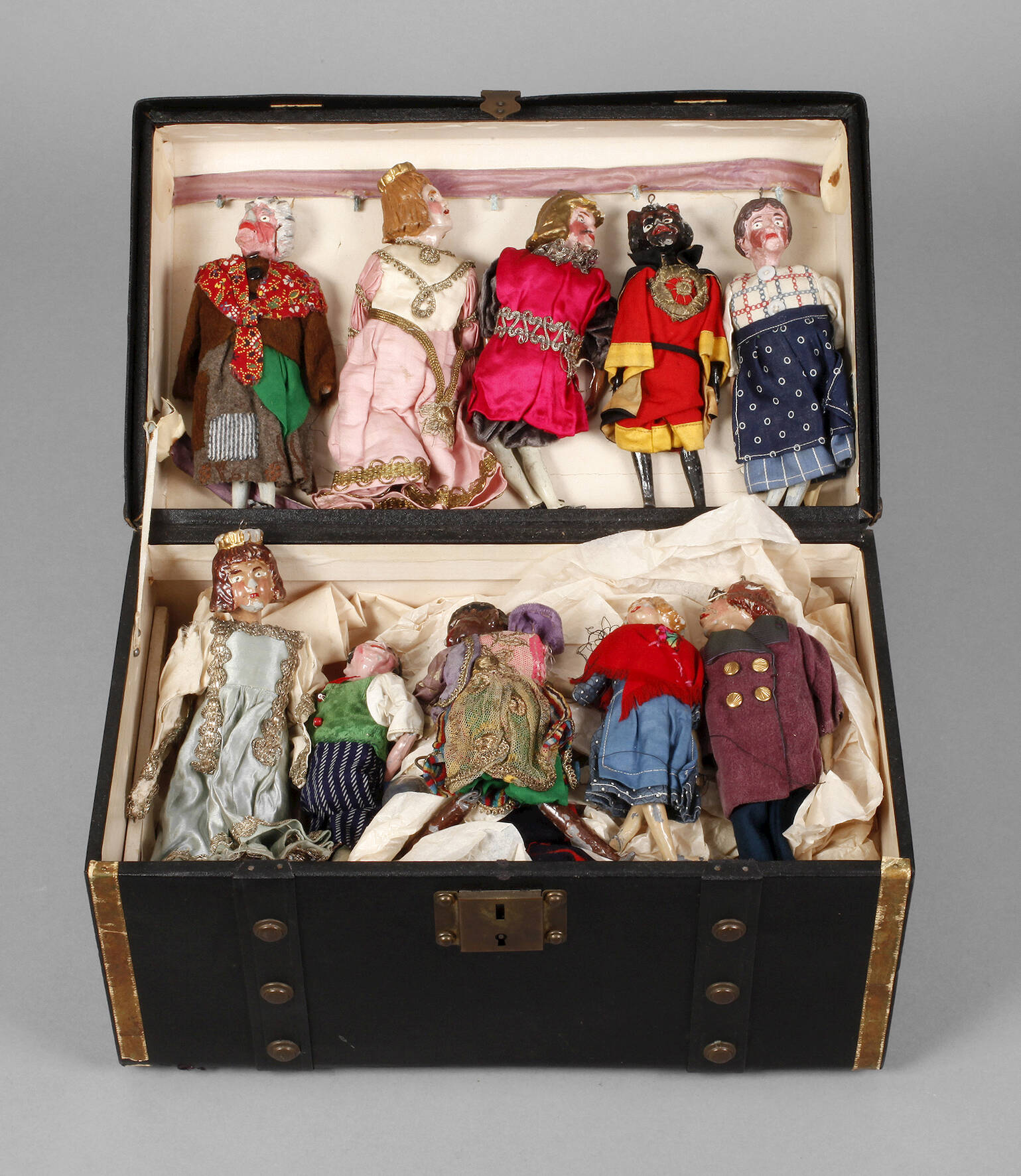 Marionetten-Ensemble im Koffer