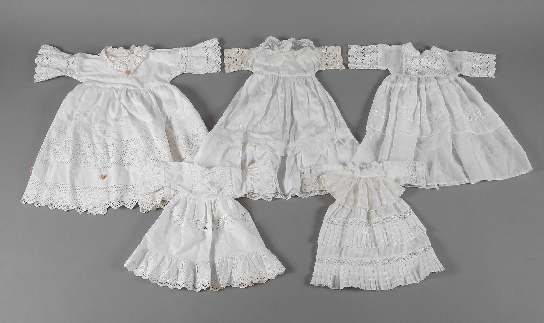 Fünf Puppenkleider