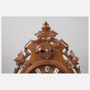 Geschnitzte Wanduhr
